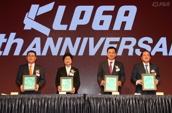 (좌측부터)구자용 김성희 김상열 조동만 역대 회장./사진=KLPGA<br /><br />
<br /><br />

