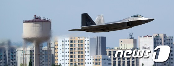 한미공군 연합훈련 \'맥스선더\' 가 진행된 11일 오전 F-22랩터 전투기가 공군 제1전투비행단활주로에서 이륙하고 있다./사진=뉴스1