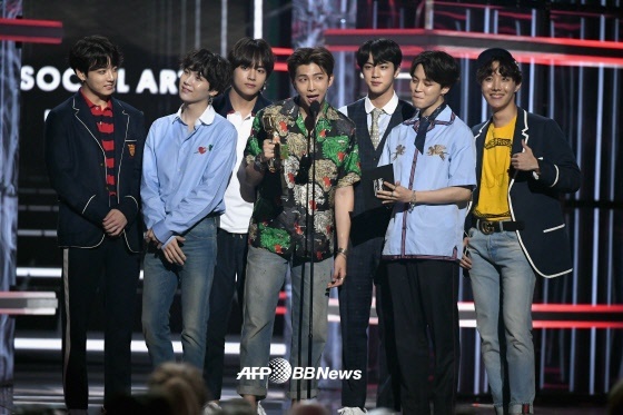 그룹 방탄소년단이 20일(현지시간) 열린 2018 빌보드 뮤직 어워드에서 2년 연속 톱 소셜 아티스트상을 수상한 후 기뻐하고 있다. /AFPBBNews=뉴스1