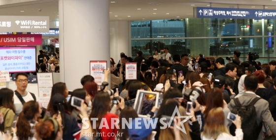 23일 오전 입국하는 방탄소년단을 보기 위해 공항에 몰린 사람들 / 사진=김휘선 기자