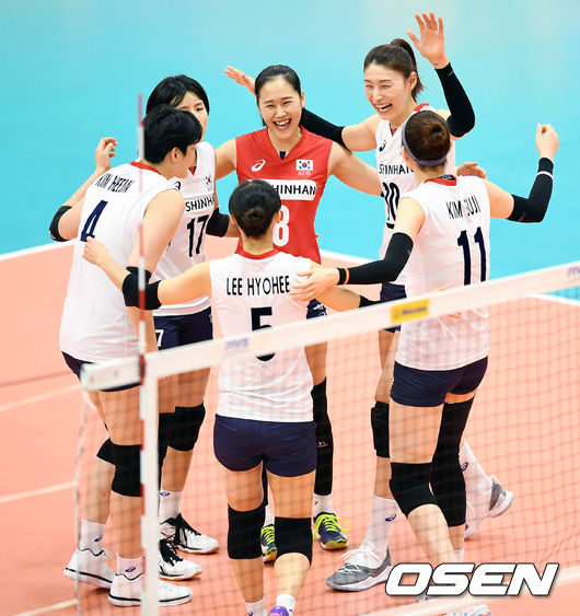 기뻐하는 한국 선수들.