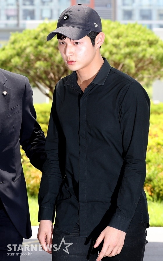 배우 이서원이 24일 오후 서울동부지검에 피의자 신분으로 출석하고 있다. /사진=홍봉진 기자