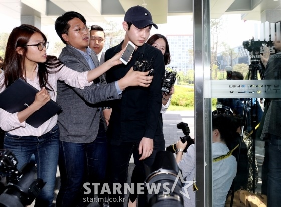 배우 이서원이 24일 오후 조사를 위해 서울동부지검에 출두했다. 취재진의 질문을 피하고 있는 이서원. 사진=홍봉진 기자