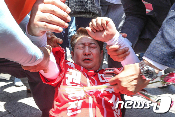 31일 오후 권영진 자유한국당 대구시장 후보가 반월당 유세현장에서 출정식을 마치고 이동하던 중 넘어졌다./사진=뉴스1