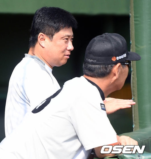 지난 2016년 여름 당시, 두산 김태형 감독과 김성근 전 감독(오른쪽)