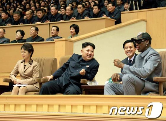 2014년 1월 북한 김정은 국방위원회 제1위원장과 데니스 로드먼이 미국 프로농구(NBA) 출신 선수들의 농구경기를 관람하는 모습/사진=뉴스1