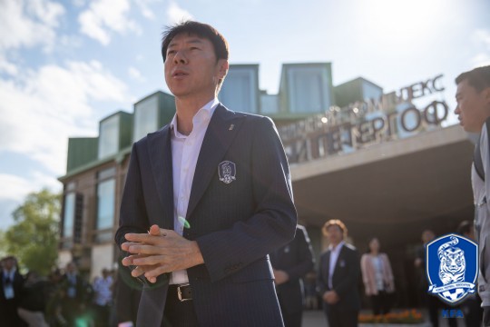 신태용 감독이 12일(한국시간) 러시아 베이스캠프가 꾸려진 상트페테르부르크에 입성했다. 숙소인 뉴페터호프호텔에서 열린 교민 환영 행사에 앞서 신 감독이 인사를 하고 있다 /사진=대한축구협회 제공<br /><br />
<br /><br />
