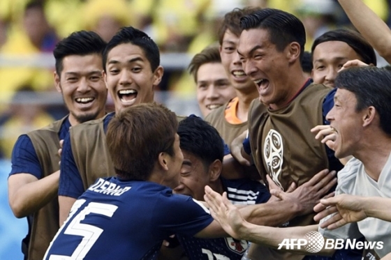 결승골을 넣은 오사코 유야와 기쁨을 나누는 일본 선수들 /AFPBBNews=뉴스1
