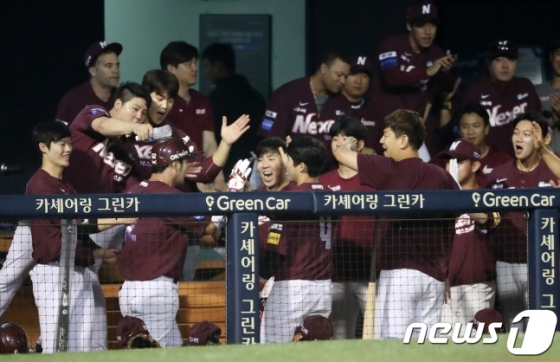 7회초 투런포를 때린 박병호가 덕아웃에서 축하를 받는 모습. /사진=뉴스1<br /><br />
<br /><br />
