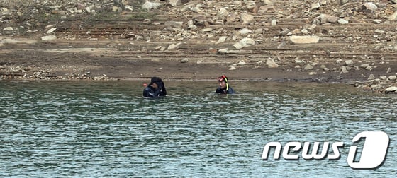 '강진 여고생 실종' 20일 당국이 실종 여고생의 마지막 휴대전화 신호가 잡혔던 곳의 인근 저수지를 수색하고 있다./사진=뉴스1