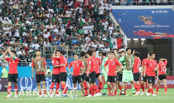 경기 종료 이후 아쉬워하는 한국 선수들. /사진=로스토프나도누(러시아)=이기범 기자