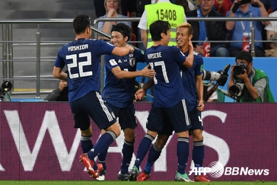 혼다의 동점골 이후 기뻐하는 일본 선수들 /AFPBBNews=뉴스1