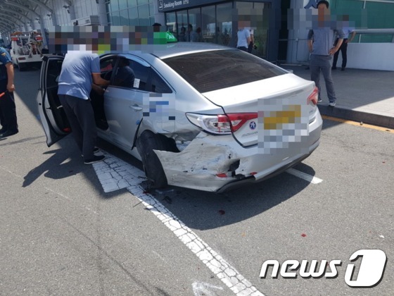 김해공항에서 택시 운전사 A씨(48)를 들이받은 BMW 운전자 B씨가 운전미숙으로 사고가 났다고 인정한 것으로 전해졌다. / 사진=뉴스1