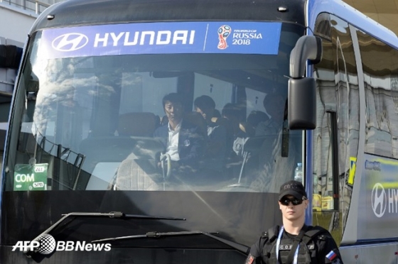 러시아 월드컵 한국 축구 대표팀 버스. 맨 앞 자리에 앉아있는 신태용 감독(왼쪽) /AFPBBNews=뉴스1