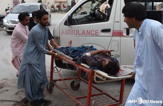 파키스탄 남서부 유세현장에서 자폭테러가 발생해 120명 이상의 사망자가 나왔다. / 사진=AFPBBNews=뉴스1