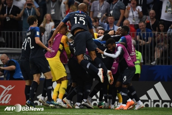 음바페의 4번째 골 이후 기뻐하는 프랑스 선수들 /AFPBBNews=뉴스1