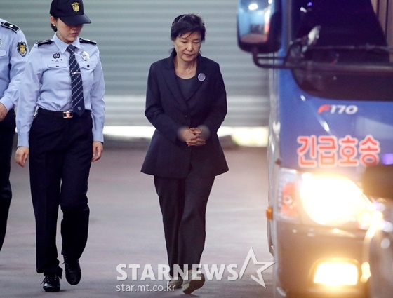 박근혜 전 대통령이 지난해 10월 10일 오후 서초구 서울중앙지법에서 열린 공판을 마친 뒤 호송차에 오르고 있다./사진=머니투데이