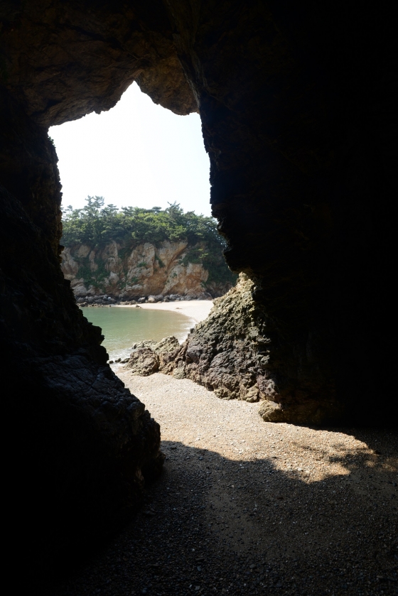 해식동굴안에서 건너다 보이는 면삽지./사진제공=한국관광공사