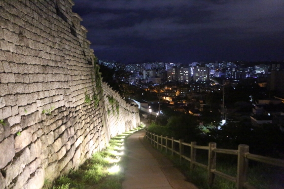 엣 성곽과 현재의 야경, 지켜보는 달이 하모니를 이루는 한양도성길./사진제공= 한국관광공사