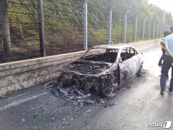 불에 탄 BMW M3. / 사진=뉴스1