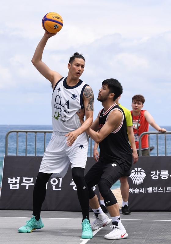 'KOREA 3X3 프리미어리그' 8라운드 MVP에 선정된 이승준. /사진=한국 3대3 농구 연맹 제공<br /><br />
<br /><br />

