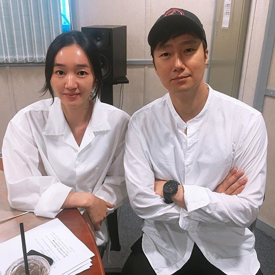 배우 수애(왼쪽)와 박해일 /사진=SBS 라디오 파워FM \'박선영의 씨네타운\' 인스타그램