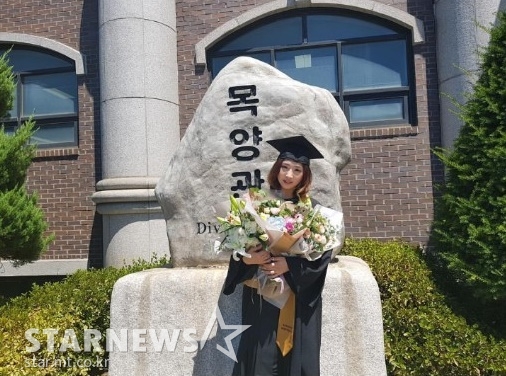 17일 백석대학교 신학과를 졸업한 가수 공민지 / 사진출처=공민지 SNS