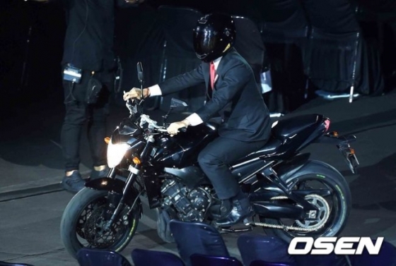 오토바이를 타고 등장한 조코 위도도 인도네시아 대통령.