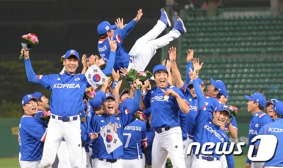 지난 2014인천아시안게임에서 금메달을 딴 한국 야구 대표팀 /사진=뉴스1