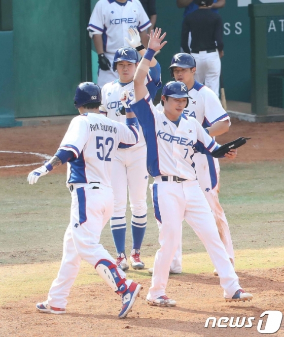 중국전에서 스리런 홈런을 터뜨린 박병호가 홈에서 김하성과 하이파이브를 나누고 있다. /사진=뉴스1