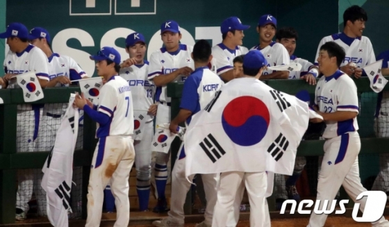 한국 아시안게임 야구 대표팀이 금메달을 따낸 후 기뻐하는 모습. /사진=뉴스1