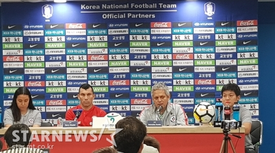 10일 공식기자회견에 참석한 칠레 루에다 감독(오른쪽에서 두 번째) /사진=김우종 기자