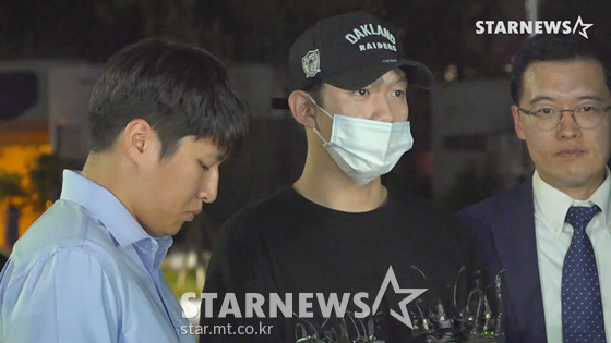 구하라 남자친구 A씨가 17일 오후 9시 조사를 받기 위해 서울강남경찰서에 출두하고 있다. /사진=스타뉴스 뉴미디어유닛 이건PD