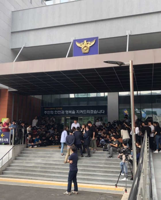 18일 오후 3시 가수 구하라의 경찰 조사를 앞두고 서울 강남경찰서 앞에 취재진이 몰려있다. /사진=스타뉴스 뉴미디어유닛 이건 PD