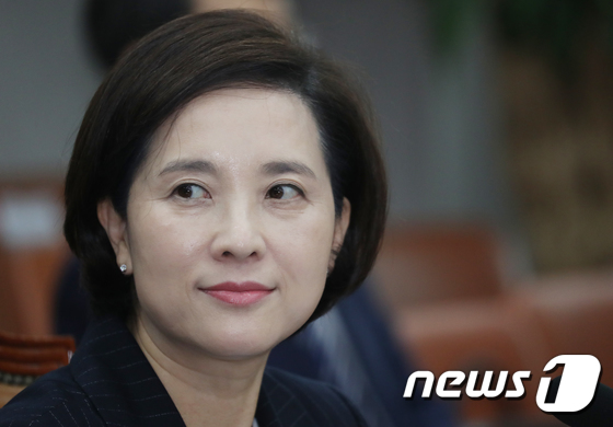 유은혜 사회부총리 겸 교육부장관 후보자가 내녀부터 고교 무상교육을 단계적으로 추진하겠다고 밝혔다.