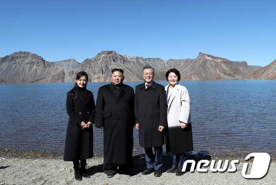 문재인 대통령 내외와 북한 김정은 국무위원장 내외가 백두산 천지에 내려가 사진을 찍은 모습 /사진=뉴스1