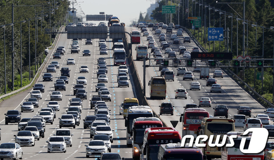 추석연휴 마지막 날인 26일 전국 고속도로는 귀경길에 오른 차량들로 일부 구간 혼잡한 모습을 보이겠다. / 사진=뉴스1