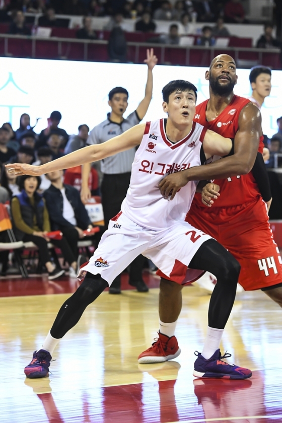 몸싸움을 하고 있는 최진수(왼쪽) /사진=KBL 제공