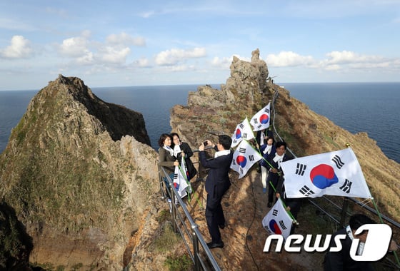 일본 정부가 한국 국회의원들의 독도 방문에 대해 불편한 심기를 감추지 않았다. / 사진=뉴스1