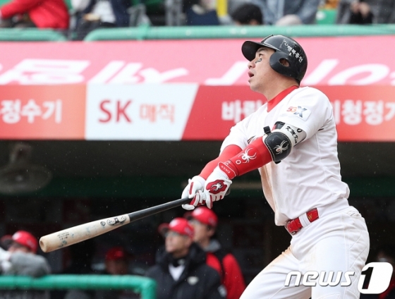 플레이오프 1~2차전에서 모두 홈런을 때리며 팀 공격을 이끈 '리드오프' 김강민. /사진=뉴스1<br /><br />
<br /><br />
