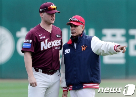 넥센 샌즈(왼쪽)와 SK 힐만 감독 /사진=뉴스1