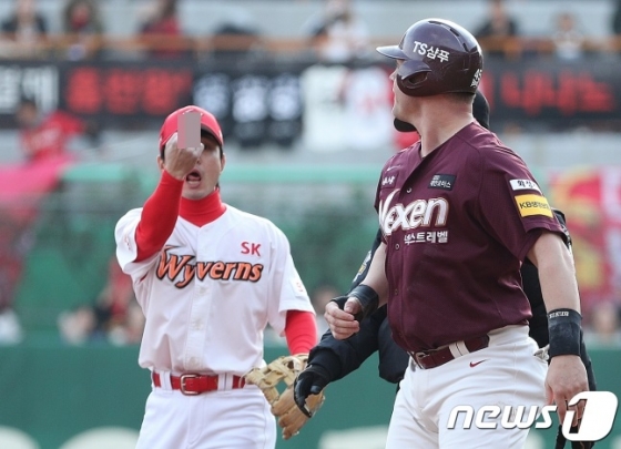 SK 김성현(왼쪽)-넥센 샌즈.  /사진=뉴스1