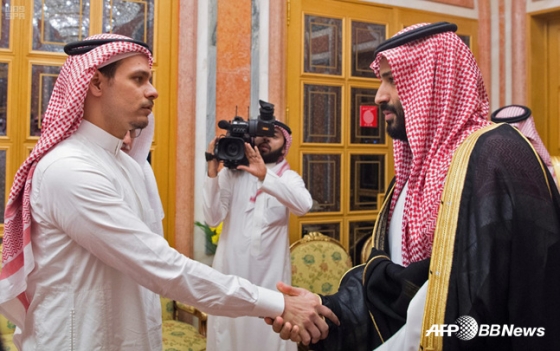 모하메드 빈 살만 사우디 왕세자가 지난달 카슈끄지의 가족들을 만나 카슈끄지 사망에 대해 애도를 표했다. / 사진=AFPBBNews=뉴스1