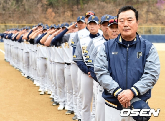 유승안 감독(오른쪽)을 비롯한 경찰 야구단