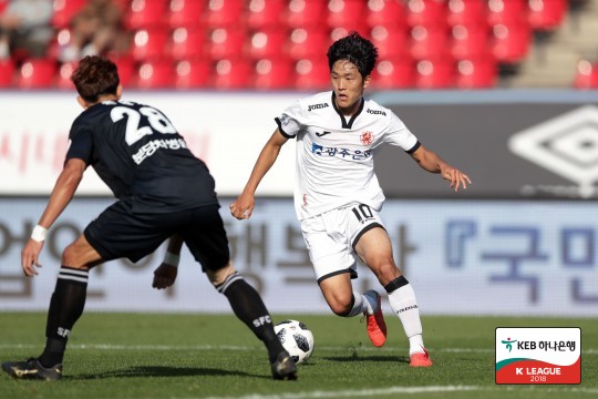 광주FC 나상호(오른쪽) /사진=한국프로축구연맹 제공