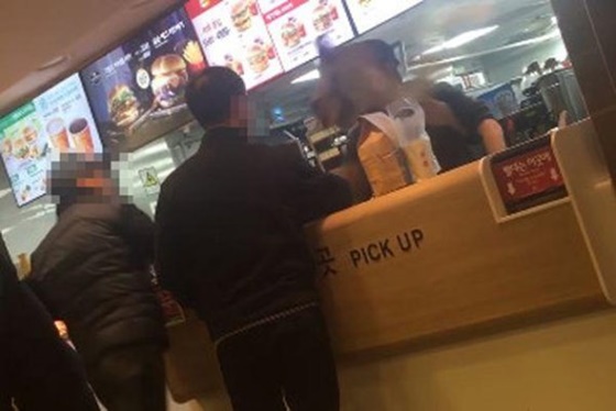 지난달 17일 서울 연신내 맥도날드 매장에서 손님이 직원 얼굴에 햄버거를 던지는 사건이 발생했다. /사진=유튜브 영상 캡처