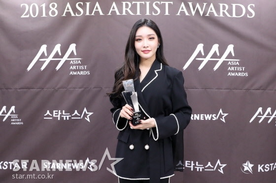 가수 청하가 28일 오후 인천 남동체육관에서 진행된 \'2018 AAA(Asia Artist Awards)\' 시상식에서 기념촬영을 하고 있다. /인천=임성균 기자