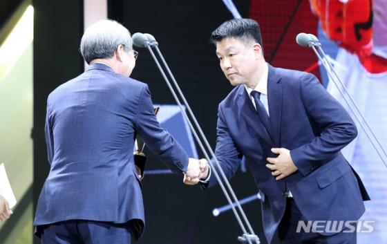 페어플레이상을 수상한 김광현 대신 대리 수상하는 SK 손차훈 단장(오른쪽) /사진=뉴시스