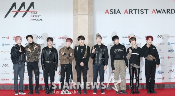 그룹 디크런치가 28일 오후 인천 중구 파라다이스시티 호텔 아트스페이스·플라자에서 진행된 \'2018 AAA(Asia Artist Awards)\' 레드카펫에 참석해 포즈를 취하고 있다./사진=스타뉴스