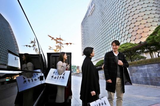 대전에 위치한 갤러리아백화점 타임월드의 VIP 고객들이 갤러리아 측에서 제공한 밴 차량을 타고 명품관 쇼핑을 즐기기 위해 하차하고 있다./사진제공=갤러리아
